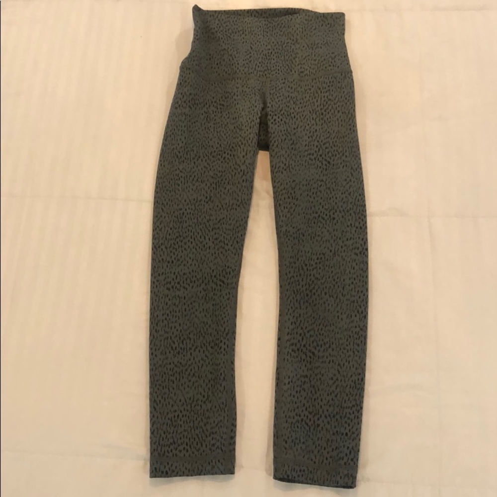 Lululemon Athletica Grey Black Dot Sports Capri